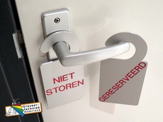 Luxe deurhanger NIET STOREN of met uw eigen tekst.